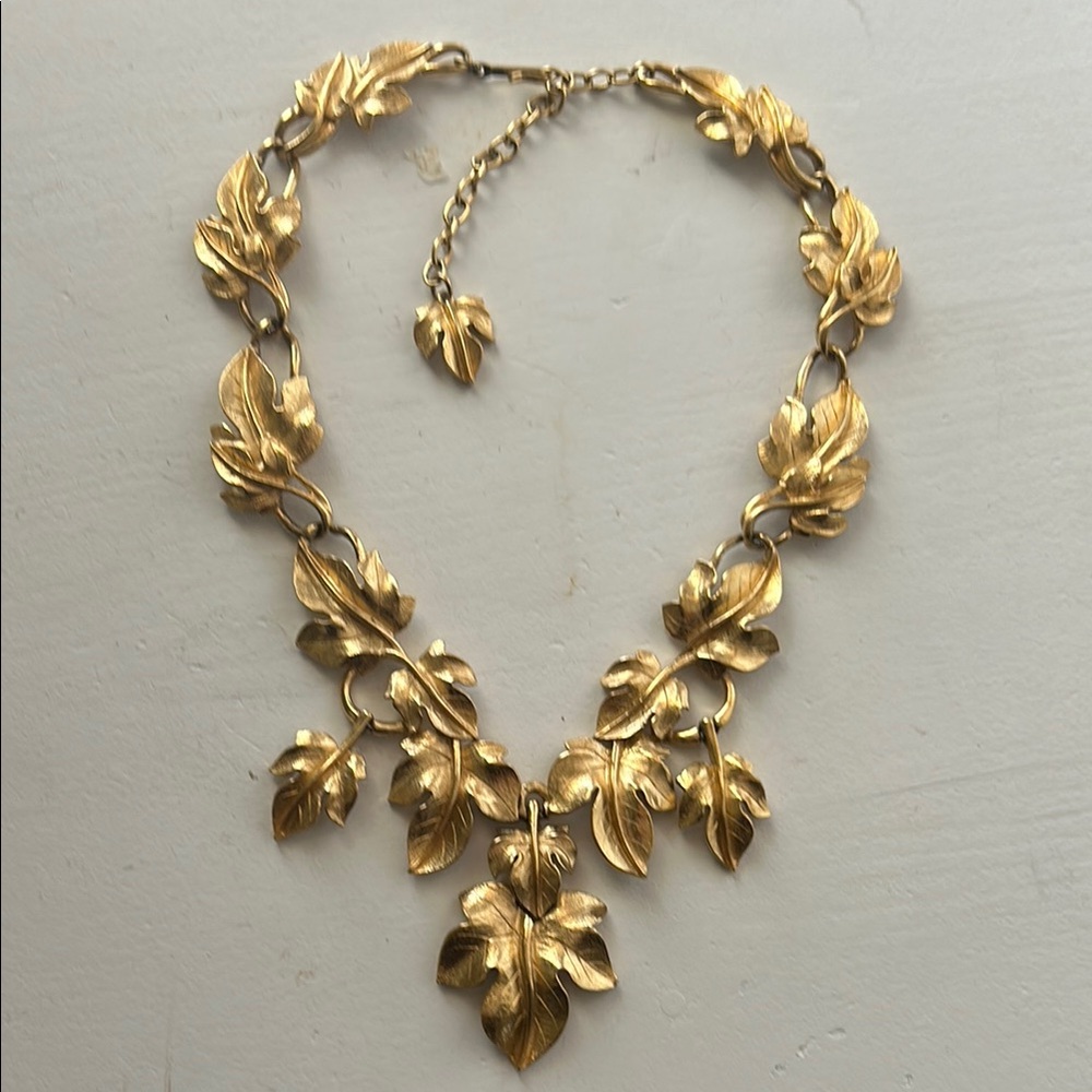 VINTAGE TRIFARI KUNIO MATSUMOTO GOLD TONE LEAF NECKLACE